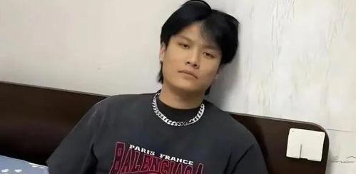 吃瓜三个男网红,揭秘网红男团吃瓜背后的故事与魅力”