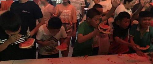 盐山网红吃瓜事件视频播放,视频播放引发全网热议