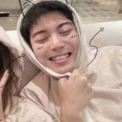 抖音情侣网红吃瓜,甜蜜互动引网友热议